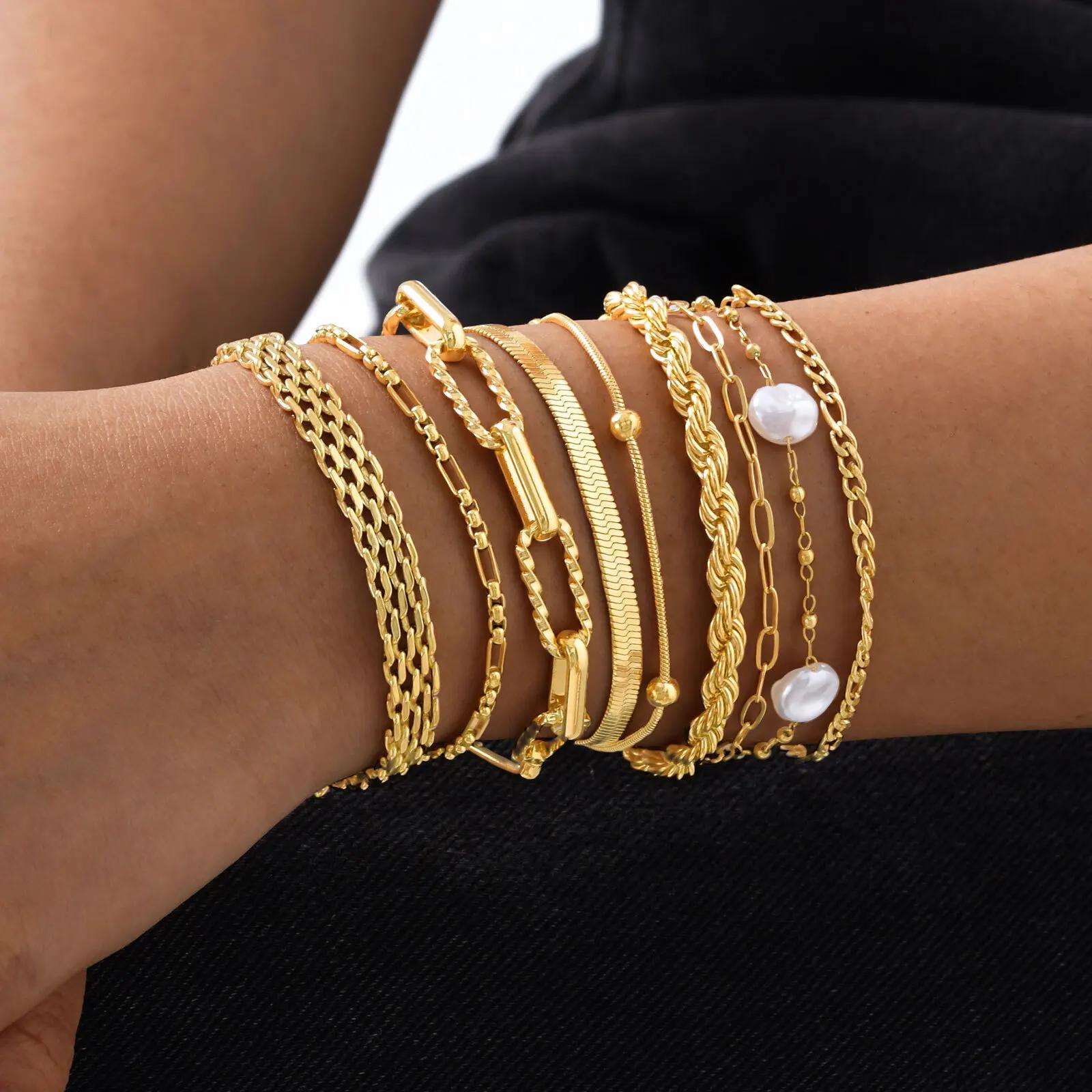 Collection de bracelets dorés élégants pour femme avec perles décoratives