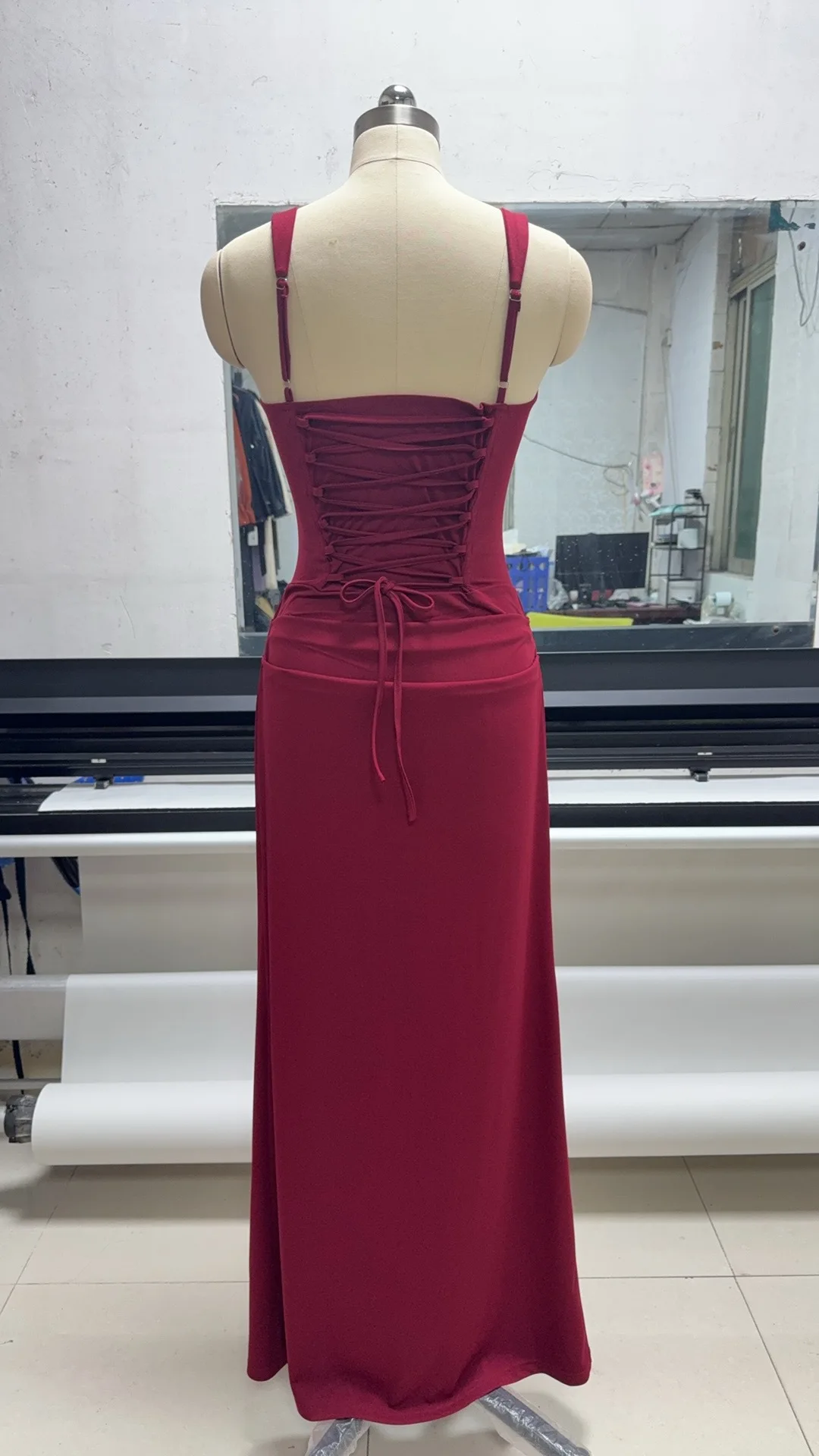 Robe longue moulante à bretelles en os de poisson pour femme, collection Printemps 2026, style sexy, sans épaules, couleur unie Robe longue moulante à bretelles, style sexy, sans épaules, couleur unie