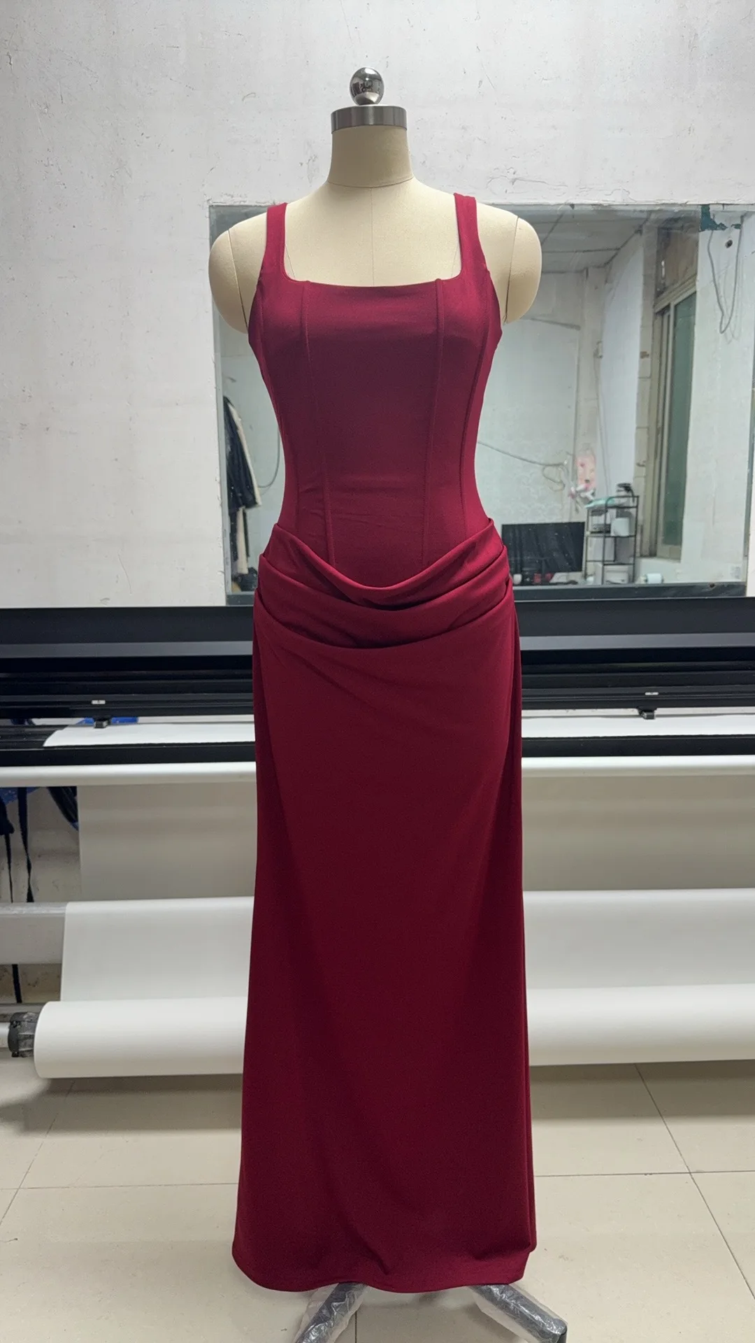Robe longue moulante à bretelles en os de poisson pour femme, collection Printemps 2026, style sexy, sans épaules, couleur unie Robe longue moulante à bretelles, style sexy, sans épaules, couleur unie