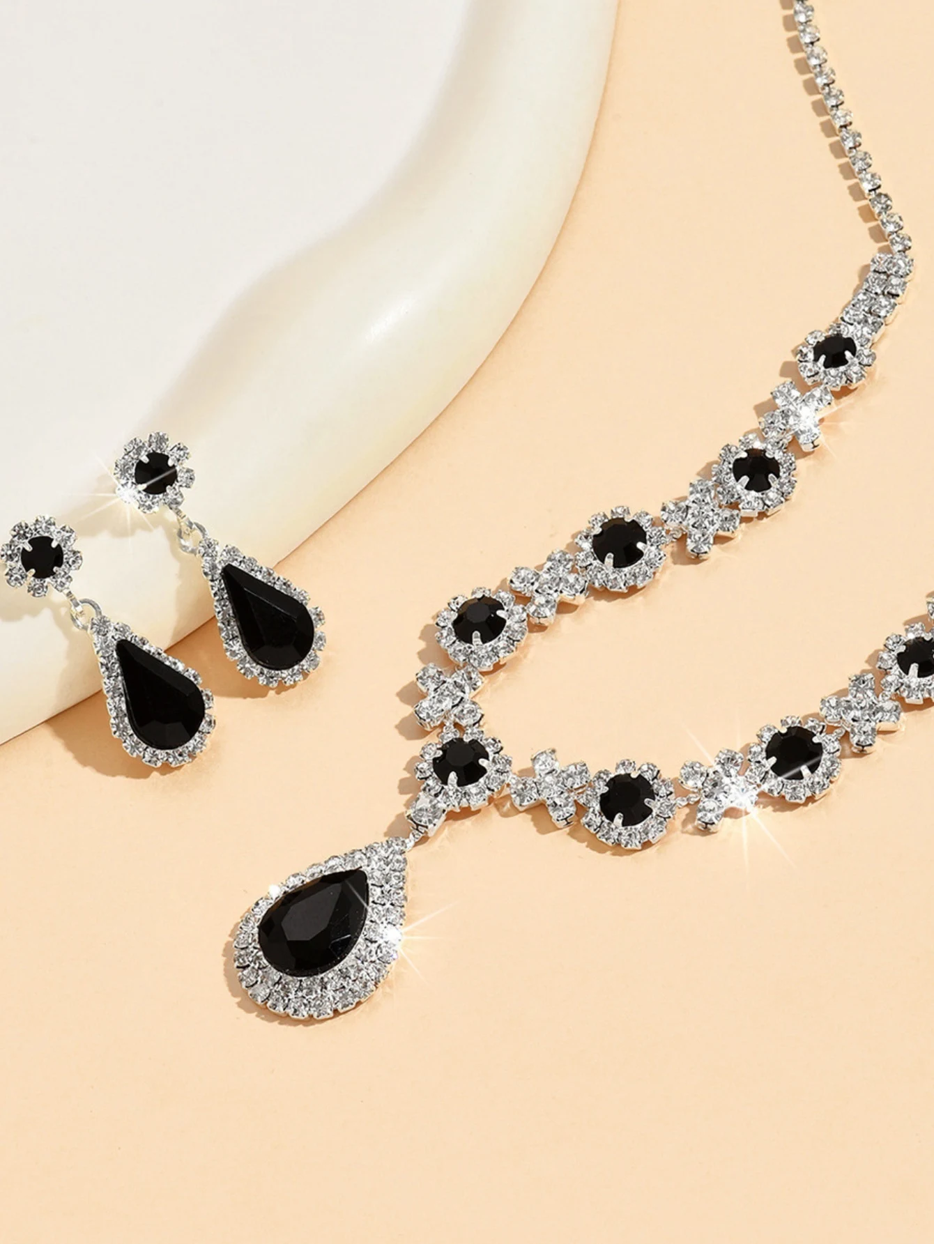 Ensemble de 3 colliers gouttelettes de cristal pour femmes, avec boucles d'oreilles, accessoires pour robe de soirée de mariage Ensemble de 3 colliers gouttelettes de cristal pour femmes, avec boucles d'oreilles, accessoires pour robe de soirée
