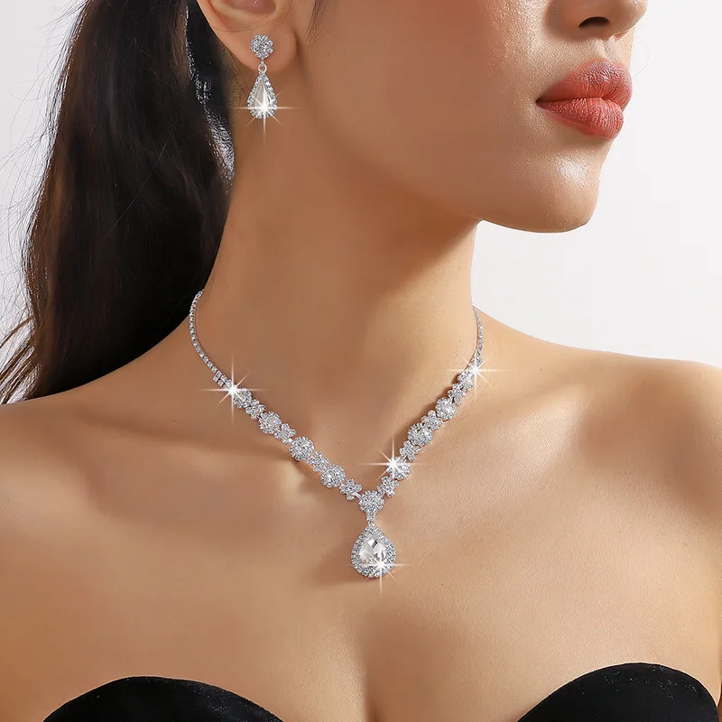 Parure collier noir élégante avec boucles d'oreilles assorties pour robe de soirée
