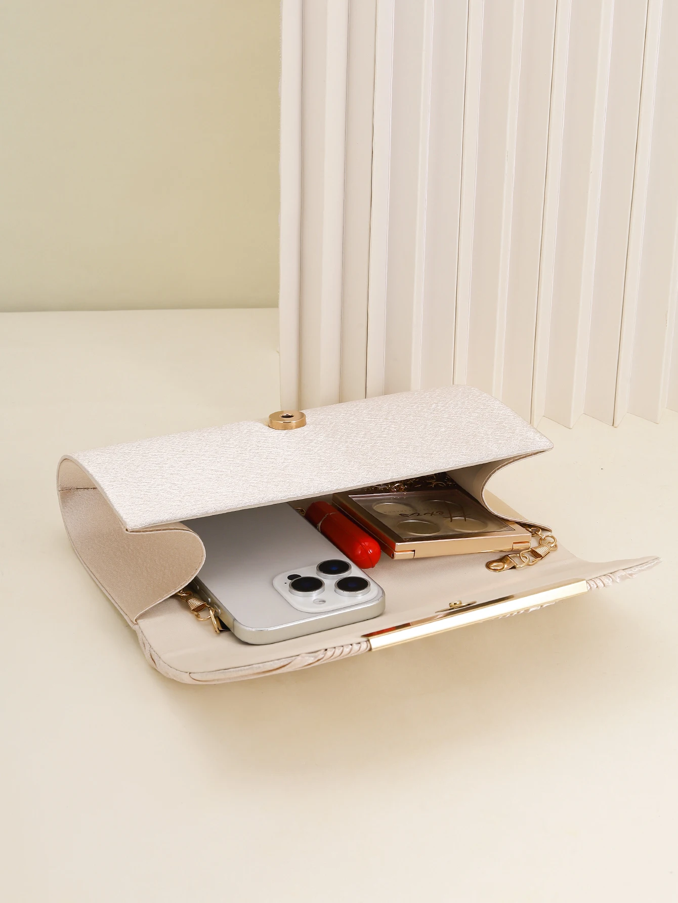 Pochette Plissée Élégance petit sac carré avec chaîne, design plissé, adapté aux fêtes, mariages, bals de fin d'année, banquets