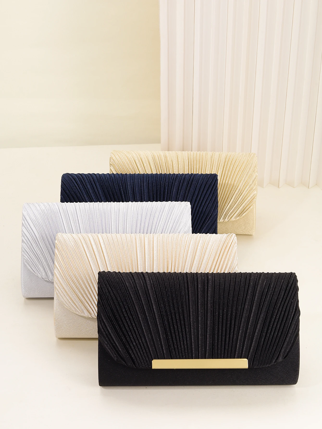 Pochette Plissée Élégance petit sac carré avec chaîne, design plissé, adapté aux fêtes, mariages, bals de fin d'année, banquets