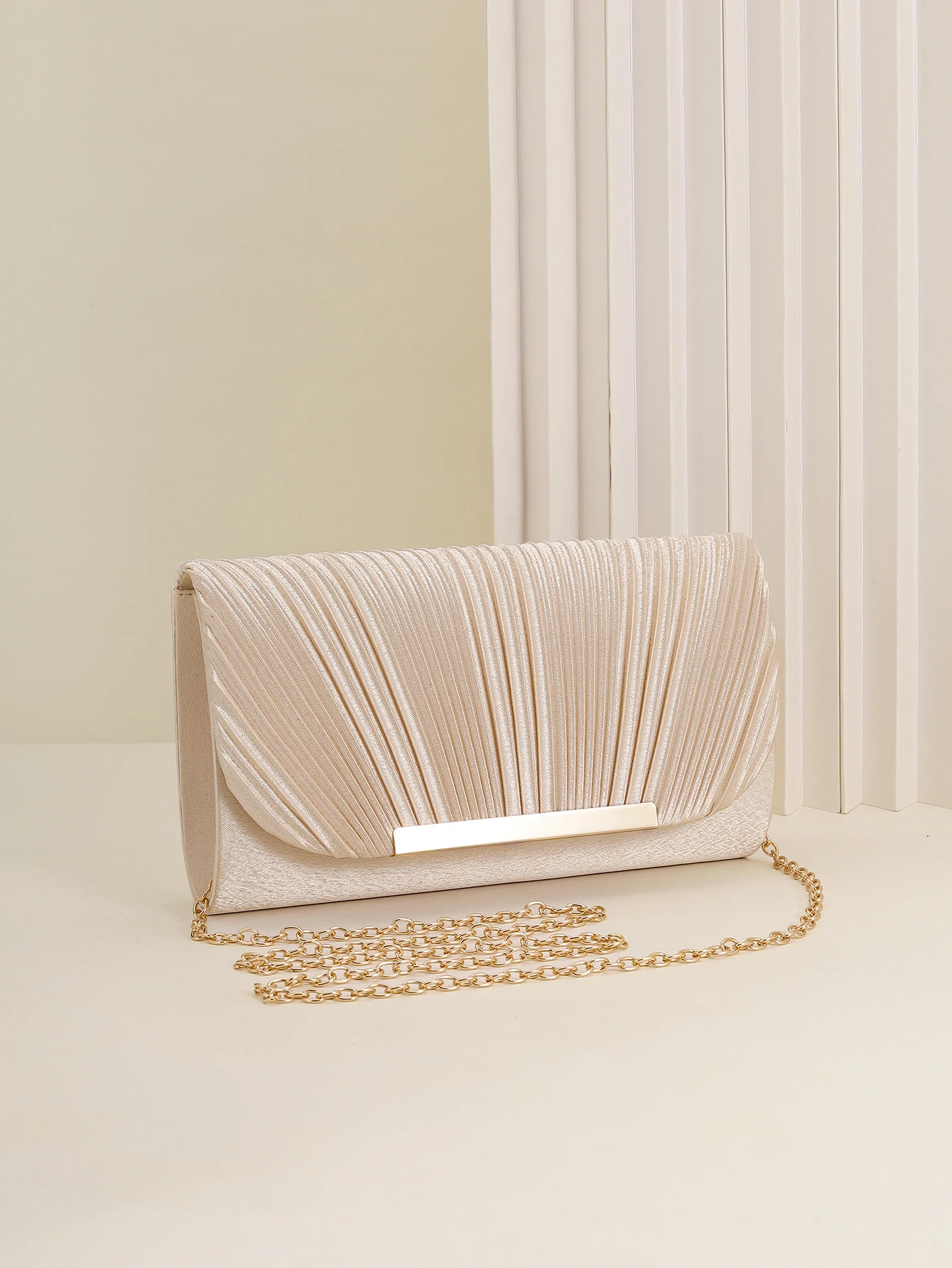 Pochette Plissée Élégance petit sac carré avec chaîne, design plissé, adapté aux fêtes, mariages, bals de fin d'année, banquets