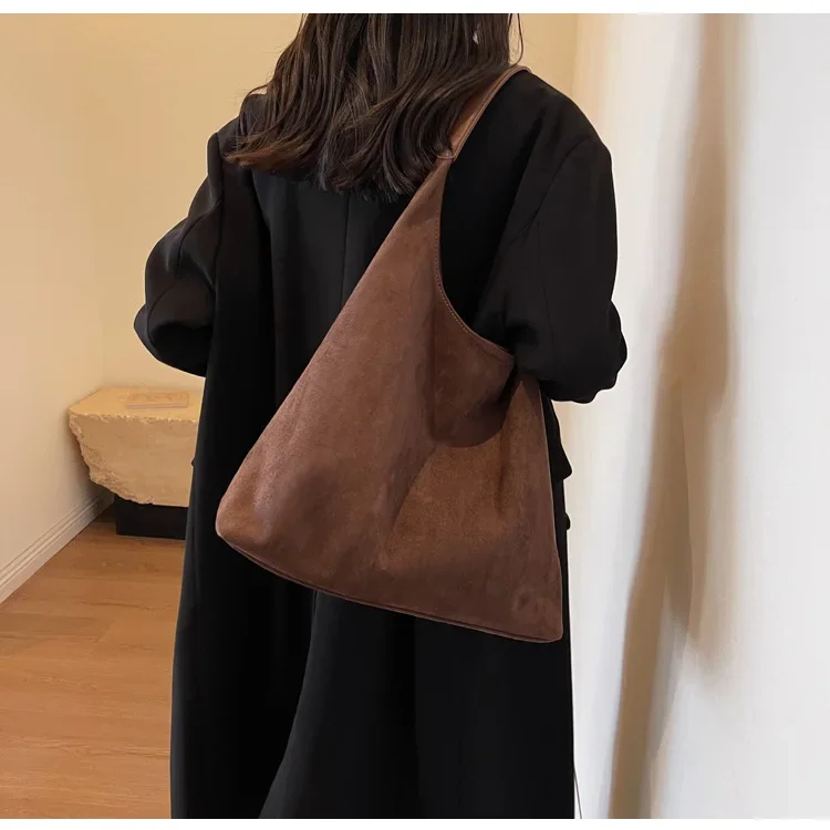 Cabas Riviera Camel en daim
sac à bandoulière de grande capacité