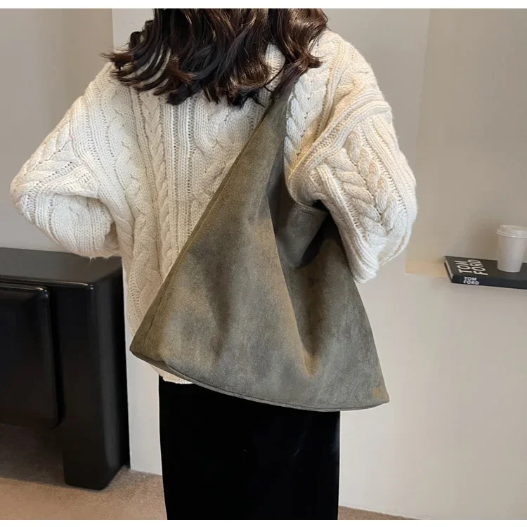 Cabas Riviera Camel en daim
sac à bandoulière de grande capacité