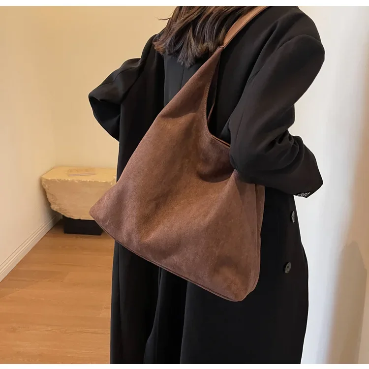 Cabas Riviera Camel en daim
sac à bandoulière de grande capacité