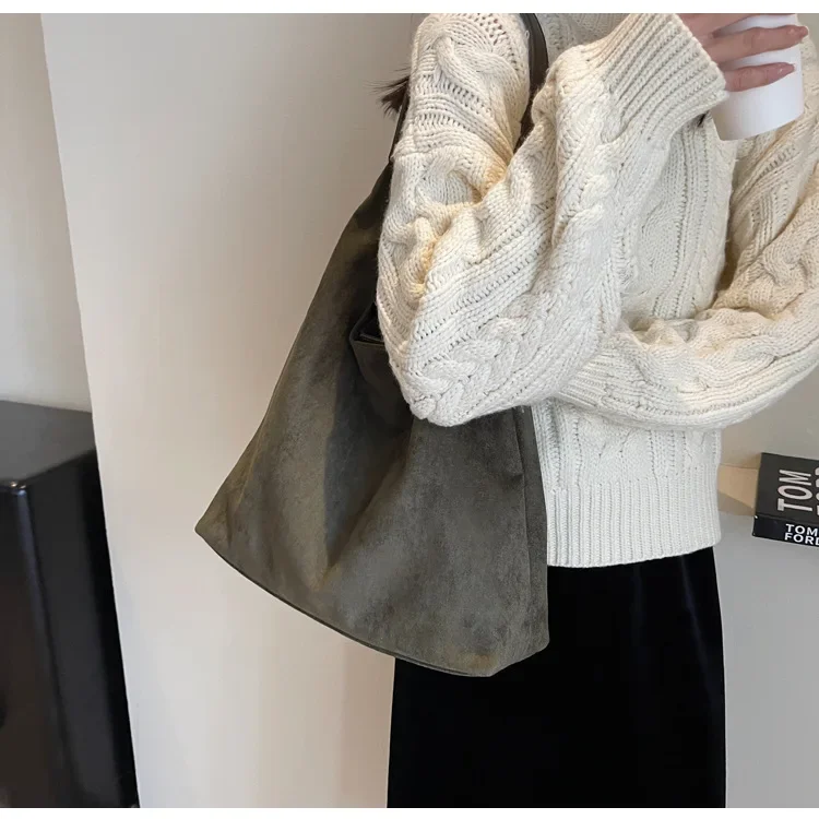 Cabas Riviera Camel en daim
sac à bandoulière de grande capacité