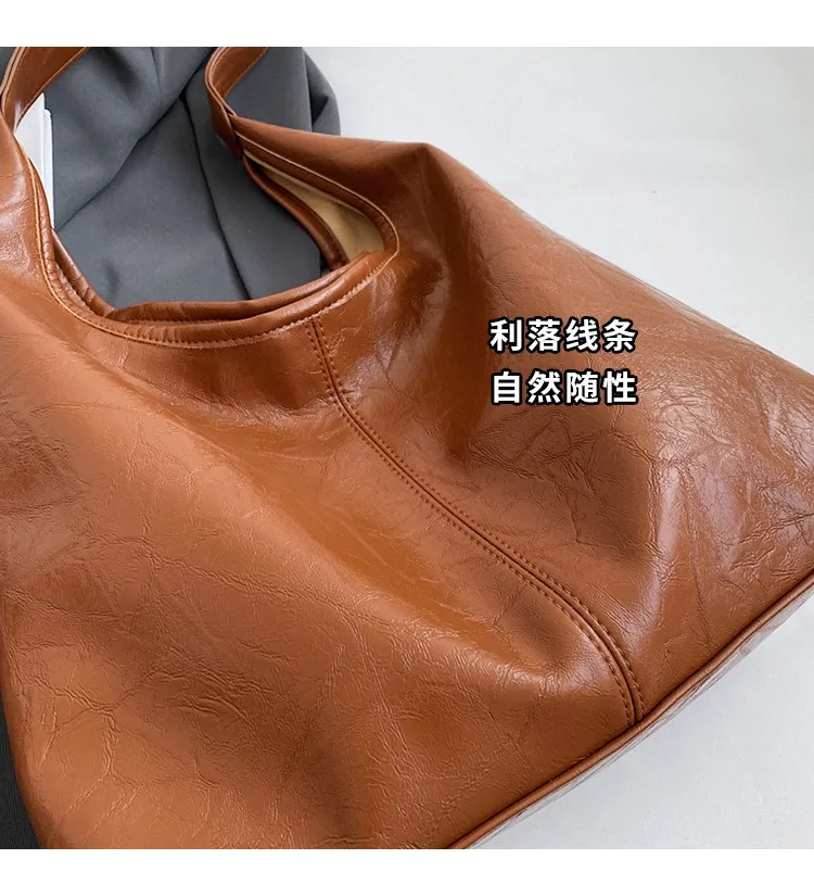 Cabas Riviera Camel en daim
sac à bandoulière de grande capacité