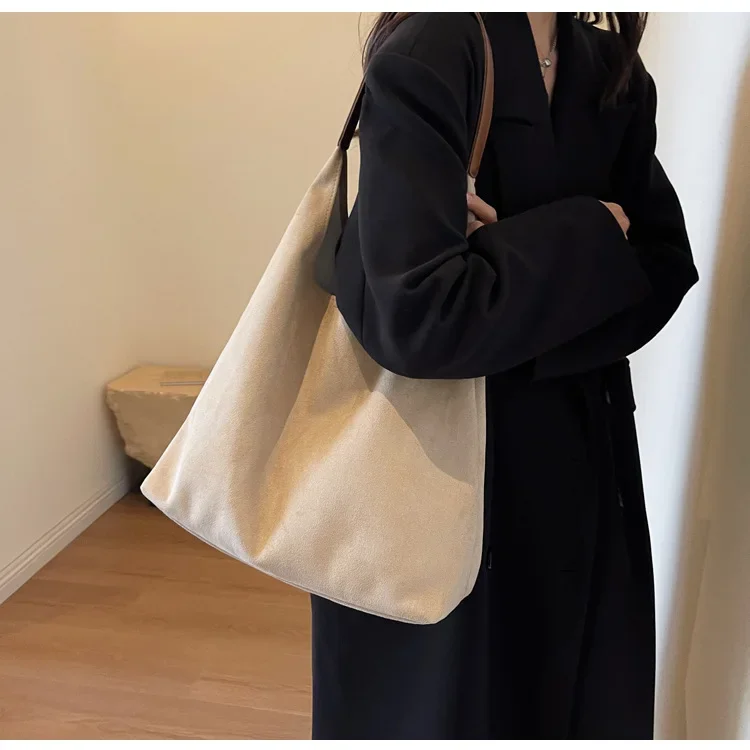 Cabas Riviera Camel en daim
sac à bandoulière de grande capacité