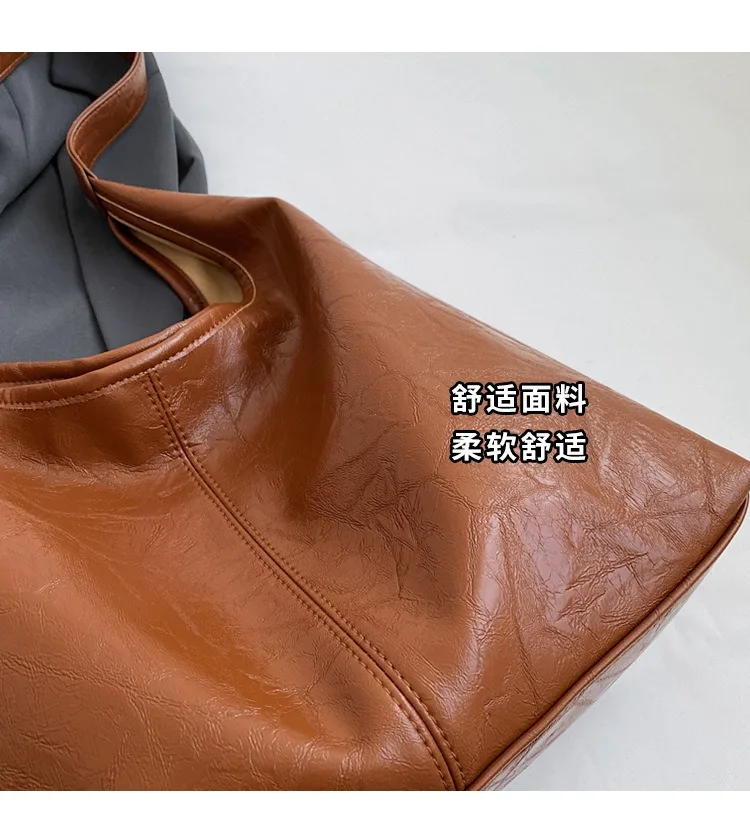 Cabas Riviera Camel en daim
sac à bandoulière de grande capacité