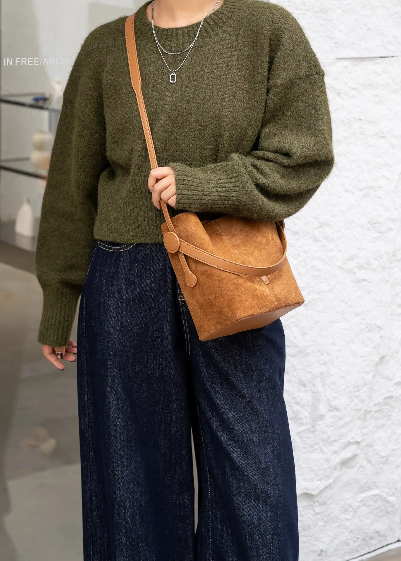 Sac seau camel femme élégant porté avec jean large foncé